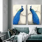 Картина на холсте с синим павлином, стоячим на дереве, в стиле ретро