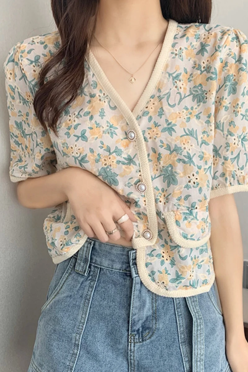 

2021 Summer floral short-sleeved shirt female gentle wind V-neck chic clothes