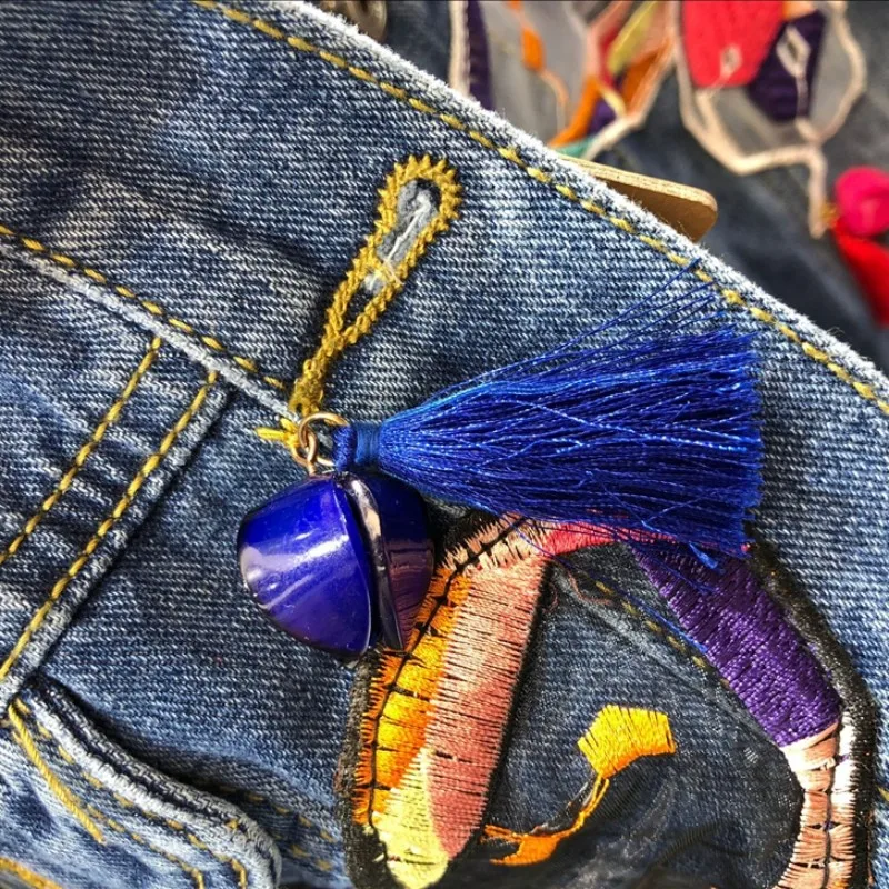 Женская джинсовая куртка с вышивкой в стиле пэчворк и бабочками приталенная