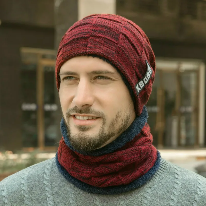 

Комплект из теплой вязаной шапки и шарфа
