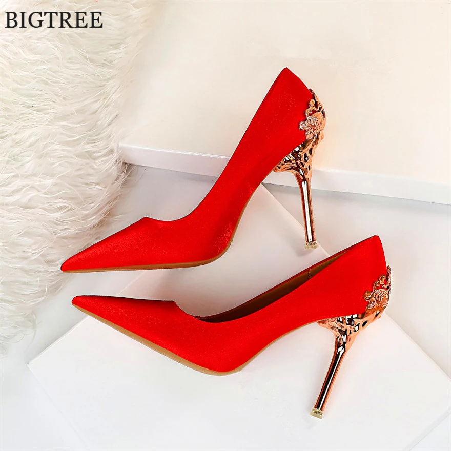 

Autumn Women Fashion Metal Carved Stiletto Red Wedding Shoes Woman Pumps Pointy Toe Solid Silk High Heels Ladies Party Shoe Sexy