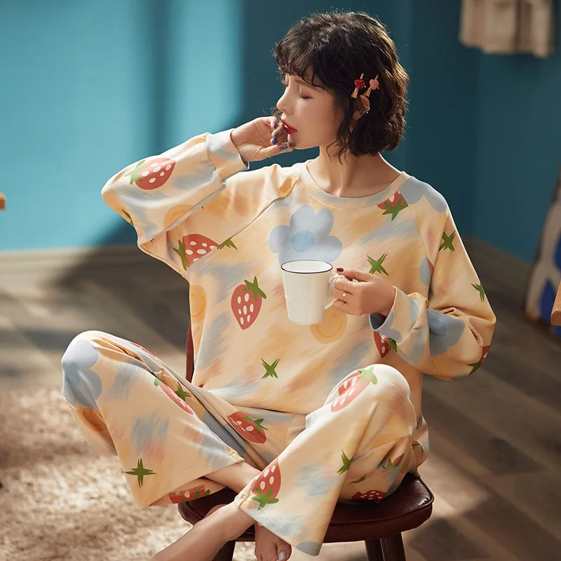 

Осенне-зимняя Хлопковая женская пижама с принтом клубники, Теплый Женский пижамный комплект с круглым вырезом, Бежевый свободный пижамный ...