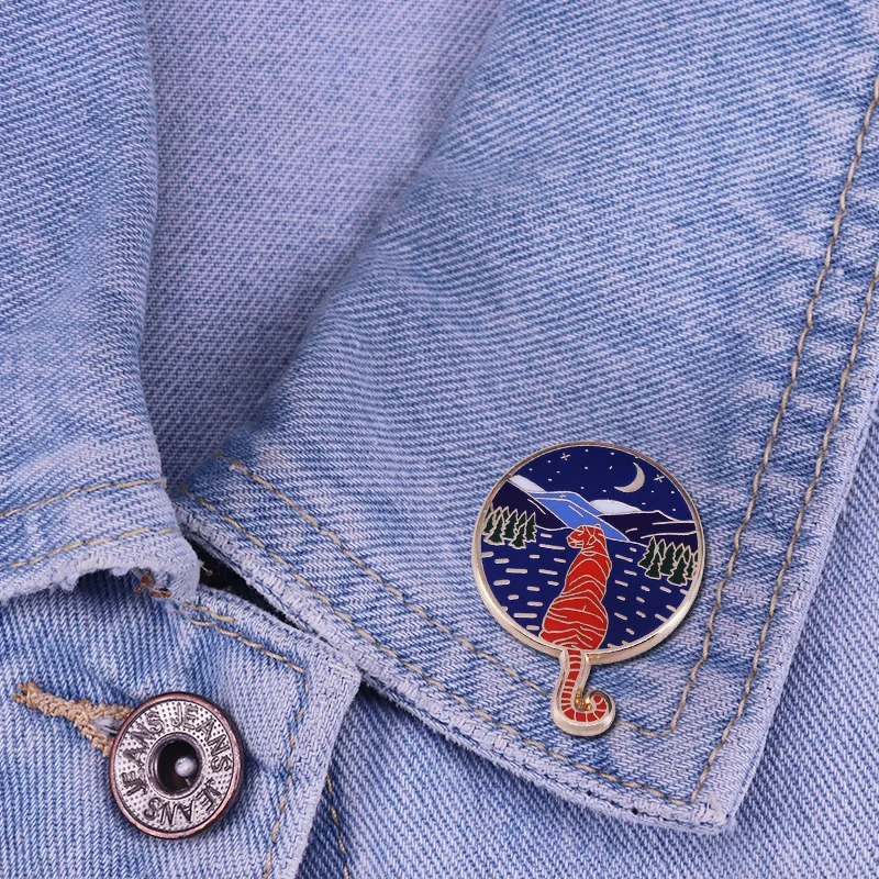 Эмалированная шпилька с изображением короля зверей Пантеры тигра и гор на