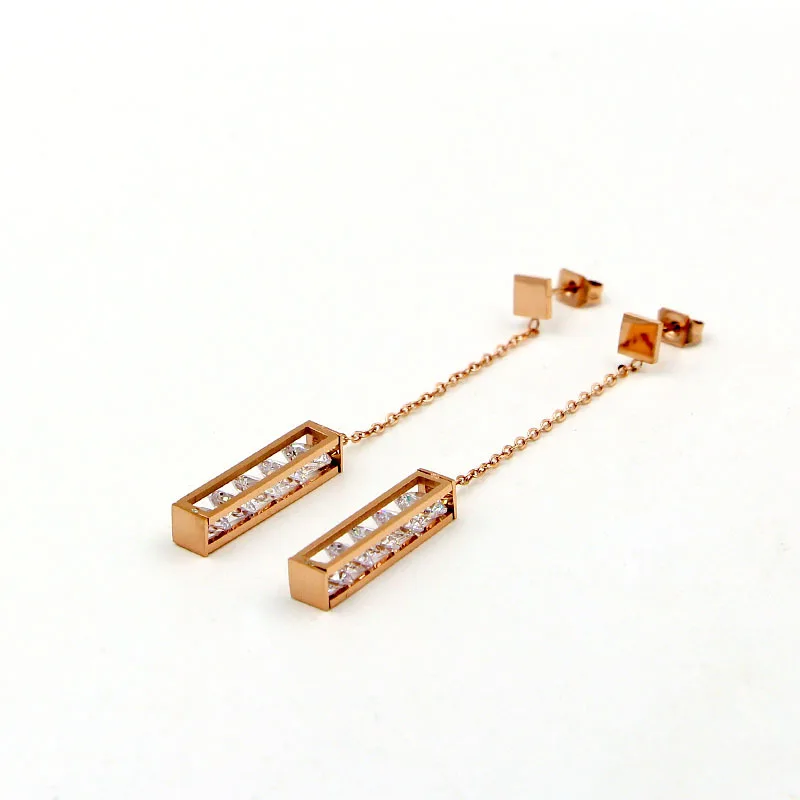 

Женские серьги-гвоздики из розового золота, с 5 кристаллами