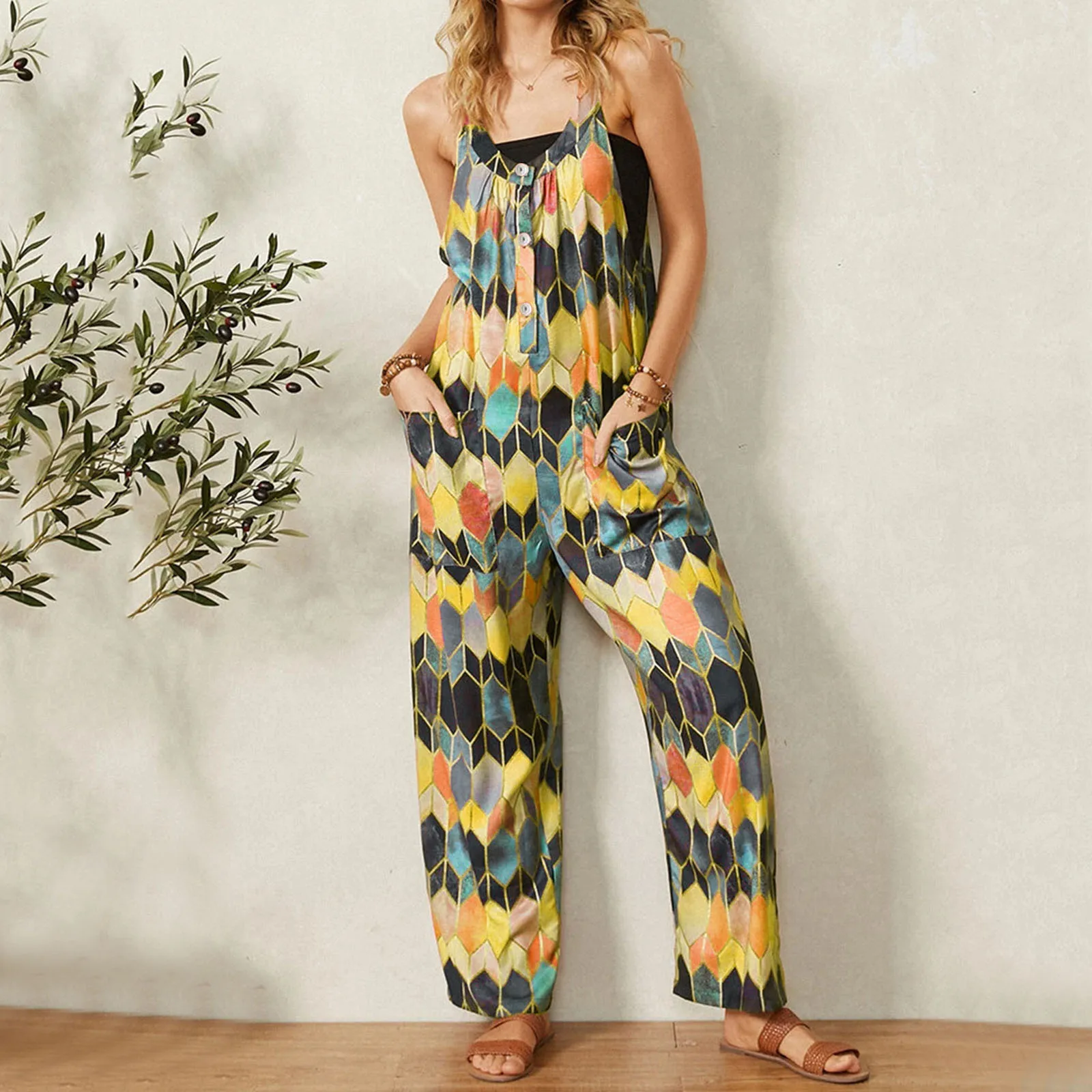 Женский комбинезон на пуговицах летний с лямкой через шею и карманами большие