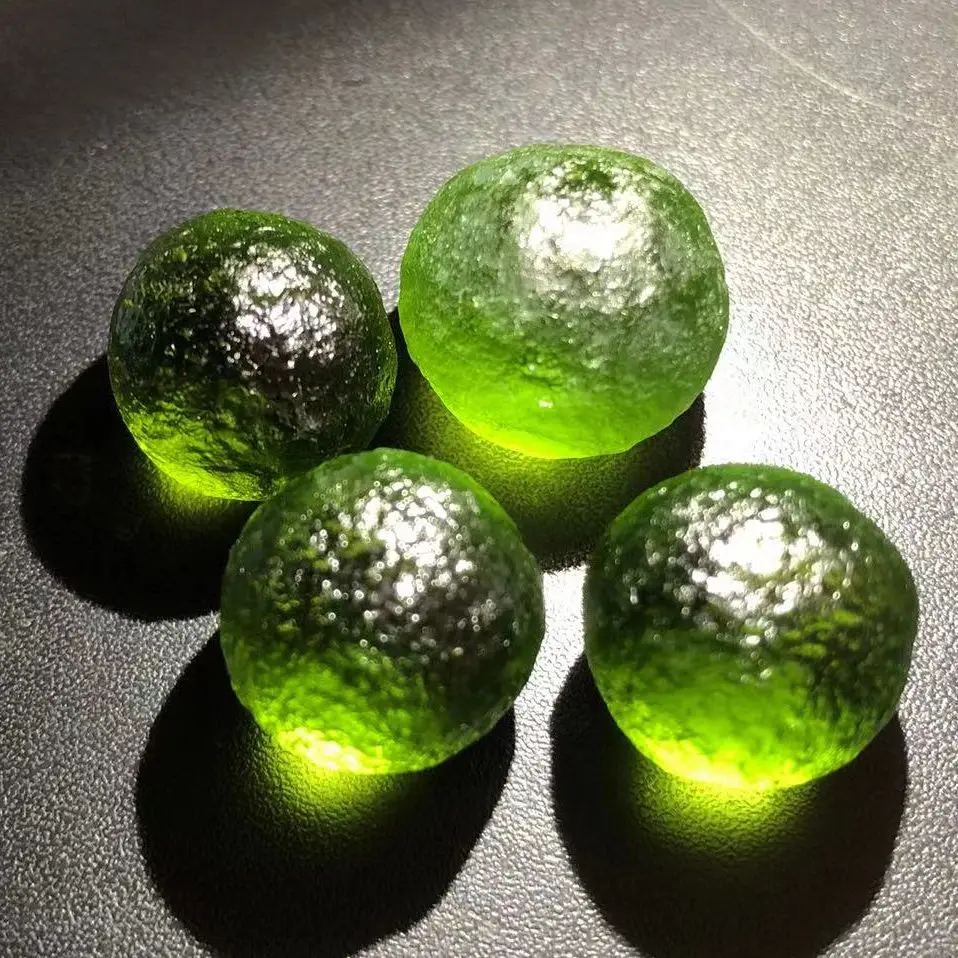 

Натуральный редкий разноцветный кристалл молдавита, чешский метеоритный энергетический камень, оригинальная коллекция драгоценных камне...