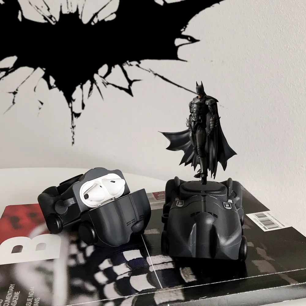 Чехол для наушников Airpods в форме уникального автомобиля BATMOBILE из серии героев Готэм-сити: Брюс Уэйн и Джеймс Гордон из мягкого силикона с изображением Бэтмена.