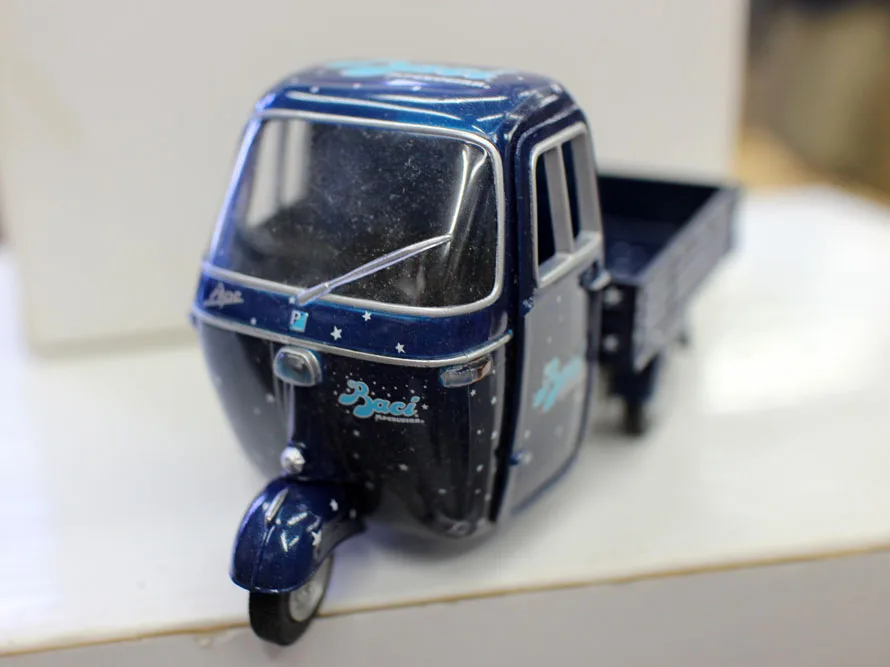 Модель куриного грузовика 1/43 года трехколесный модель ретро имитация