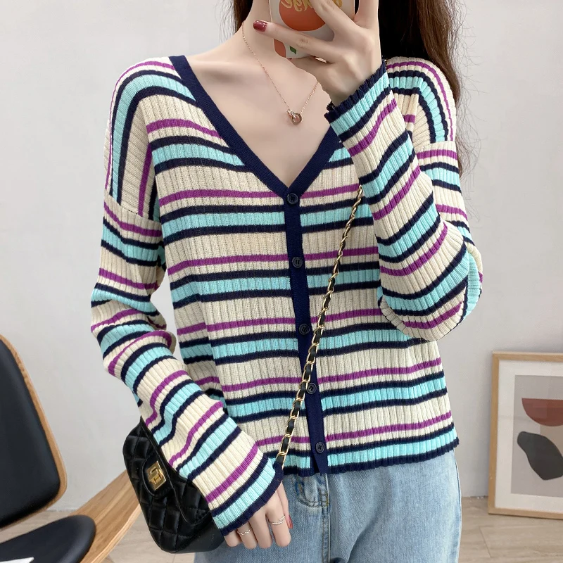 Кардиган женский трикотажный в полоску с V-образным вырезом и длинным рукавом |