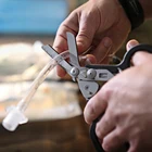 Новинка 2022, многофункциональные ножницы Raptor для аварийной реакции с ремешком, резаком и выключателем стекла, черные с ремешком, резак, безопасный молоток