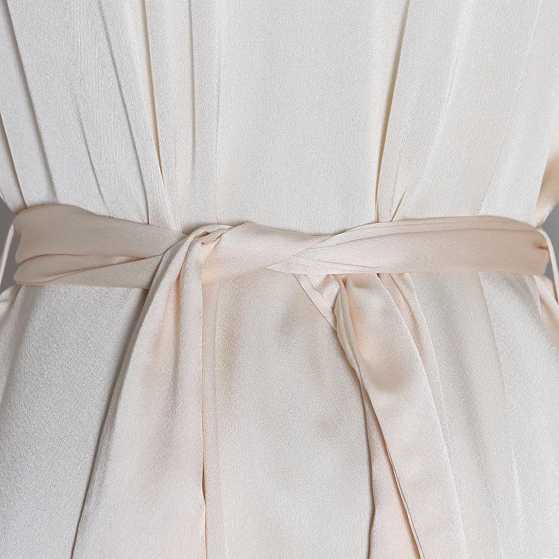 Женское асимметричное осеннее платье средней длины на пуговицах с завышенной