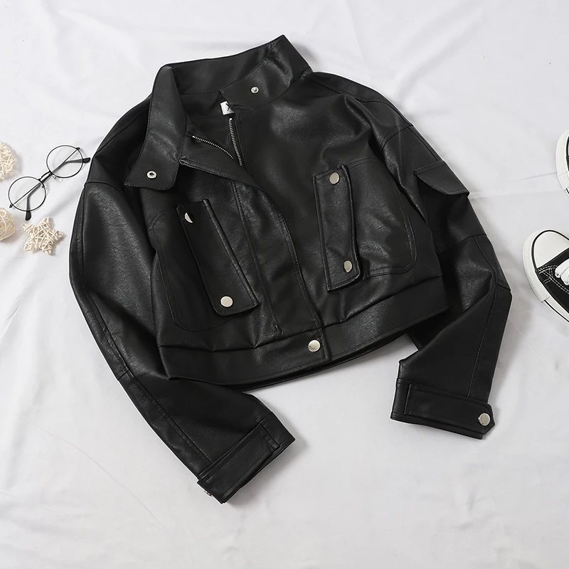Куртка женская короткая из ПУ кожи на молнии с большими карманами|Кожаные куртки|
