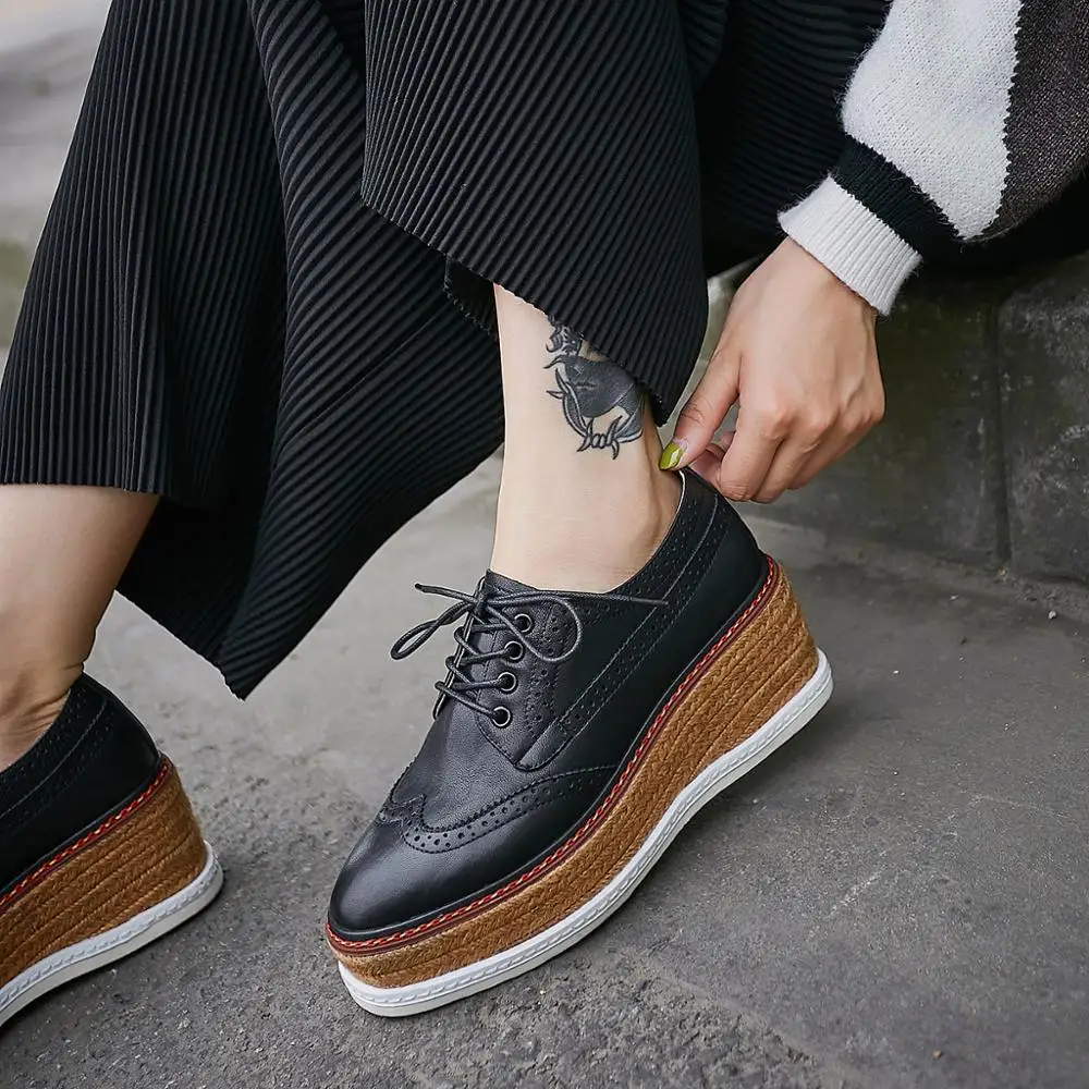 Женские туфли-оксфорды из натуральной кожи на платформе шнуровке с квадратным