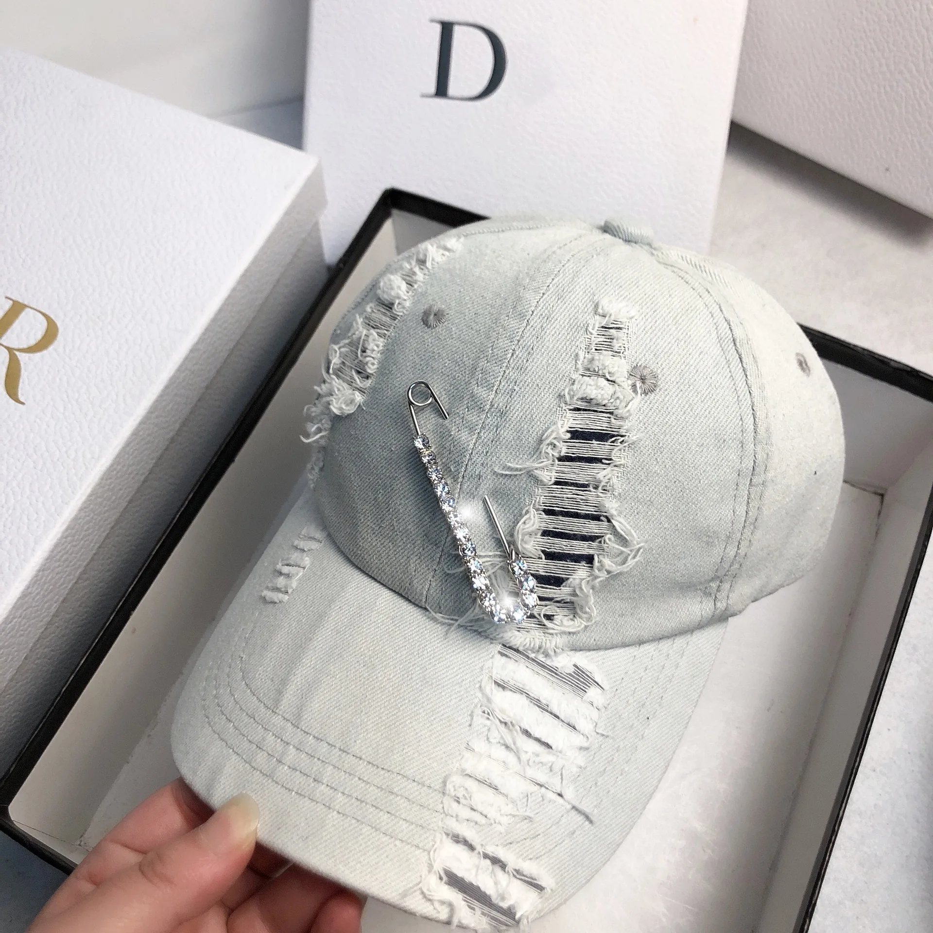 

2021 Fashion Spring Summer Tattered Cowboy Cap Individuality Shining Buttoning Needle Blue Black Rock Decorative Man Woman Hat