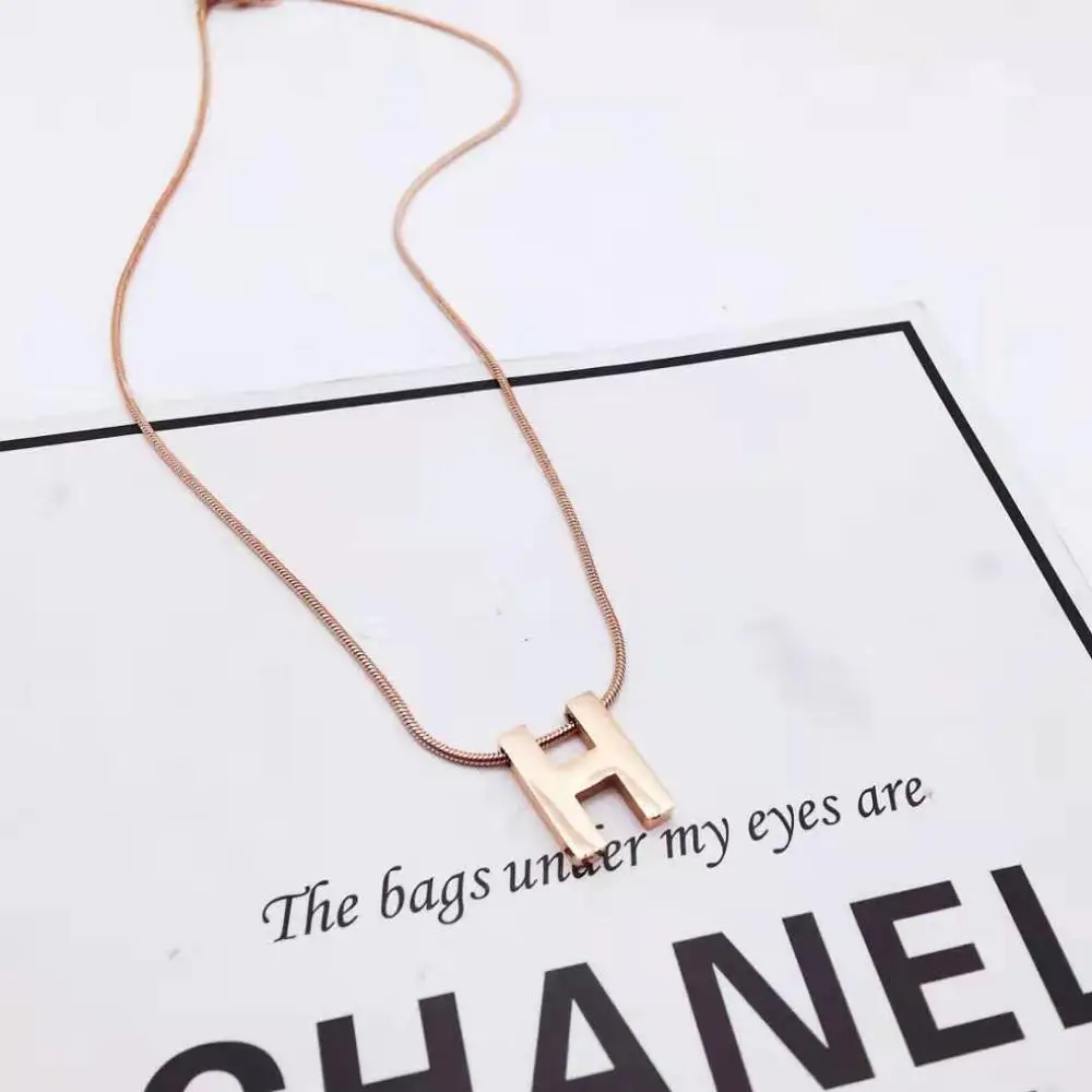 Кулон из 18 каратного розового золота с надписью H и Дубай|Подвески| |