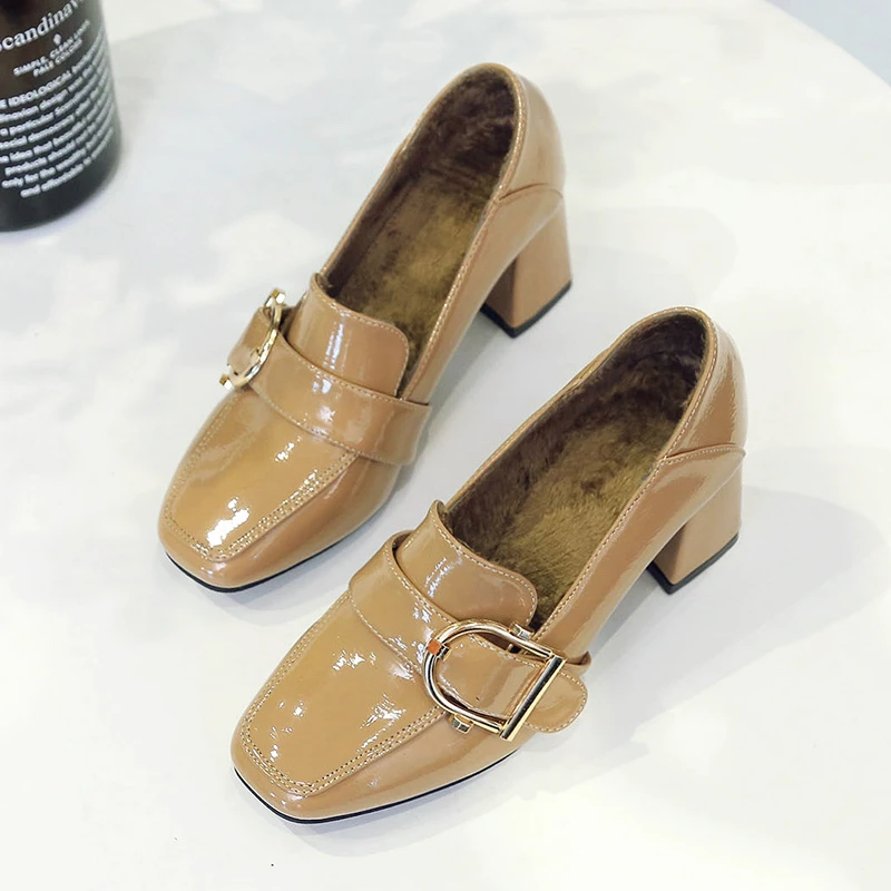 Выразительные Яркие кожаные туфли на высоком толстом каблуке с металлической