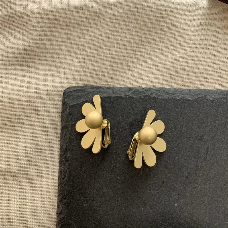 

TIMEONLY Creative Fan-shaped Floral Stud Earring Korean Style Golden Daisy Charms Earrings for Women Ladies Accessories Party