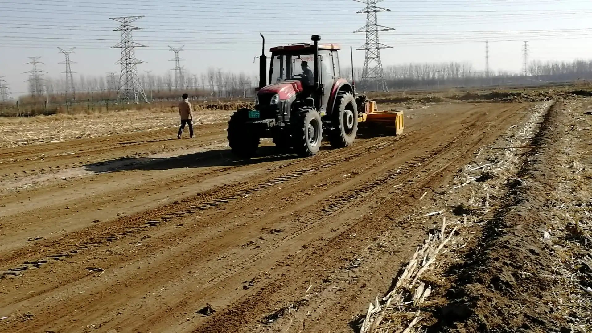 ручной выравниватель газона. планировка участка грунтом. разравнивание участка трактором. старатель выравниватель поля. выравнивание участка трактором.