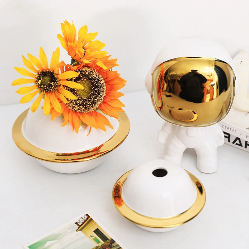 

Nordic Ceramic Astronauts Ornaments Home Living Room Flower Arrangement Office Desk Decoration Birthday Par Gift