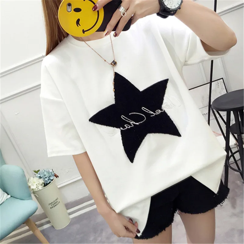 Женская свободная футболка с короткими рукавами круглым вырезом и аппликацией в