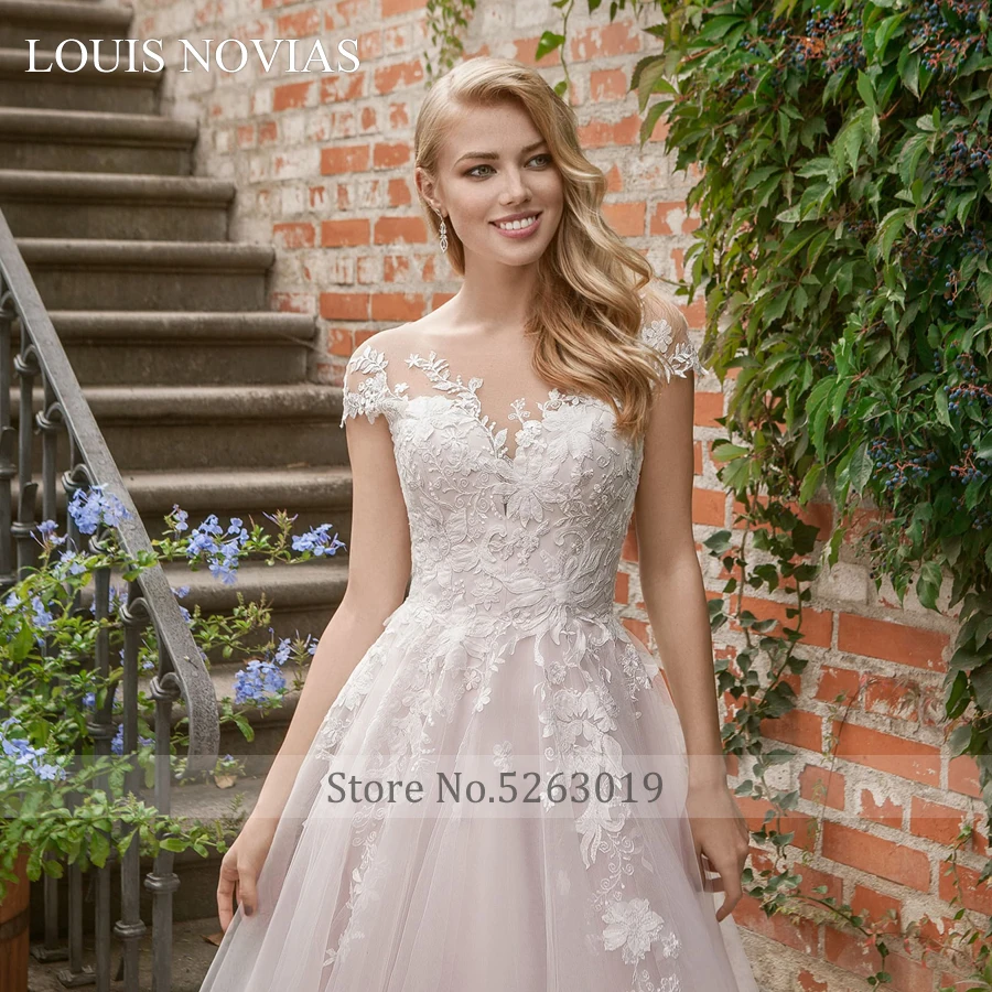 Романтичное свадебное платье Louis Novias короткое с V образным вырезом невидимым