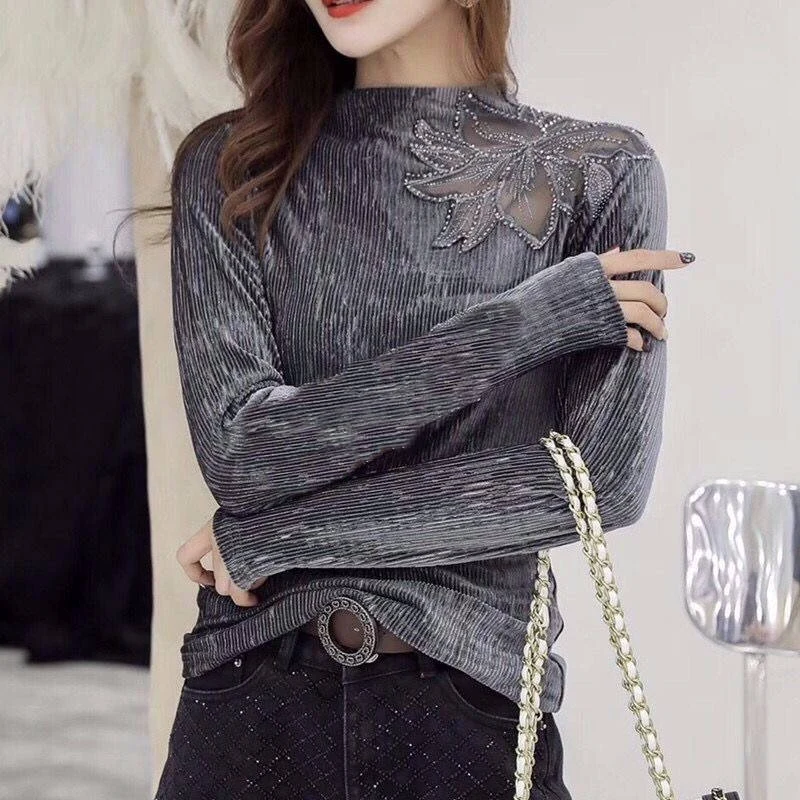 Женская футболка с высоким воротником черного цвета пышными плечами сетчатыми