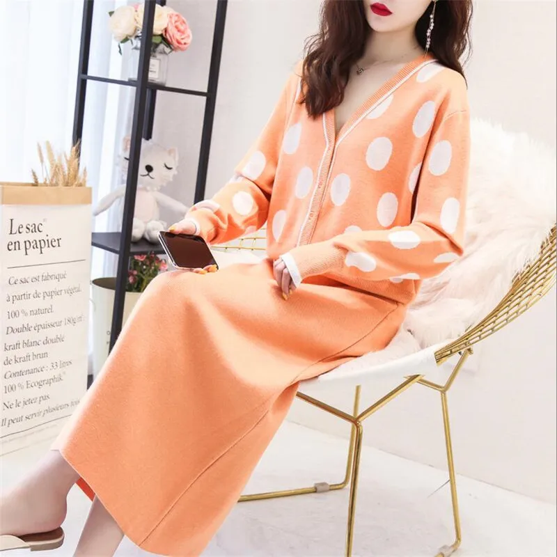 Трикотажный кардиган в горошек и юбка-трапеция с высокой талией |