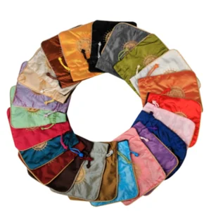 Маленькая атласная сумка с вышивкой на шнурке и подсолнухами