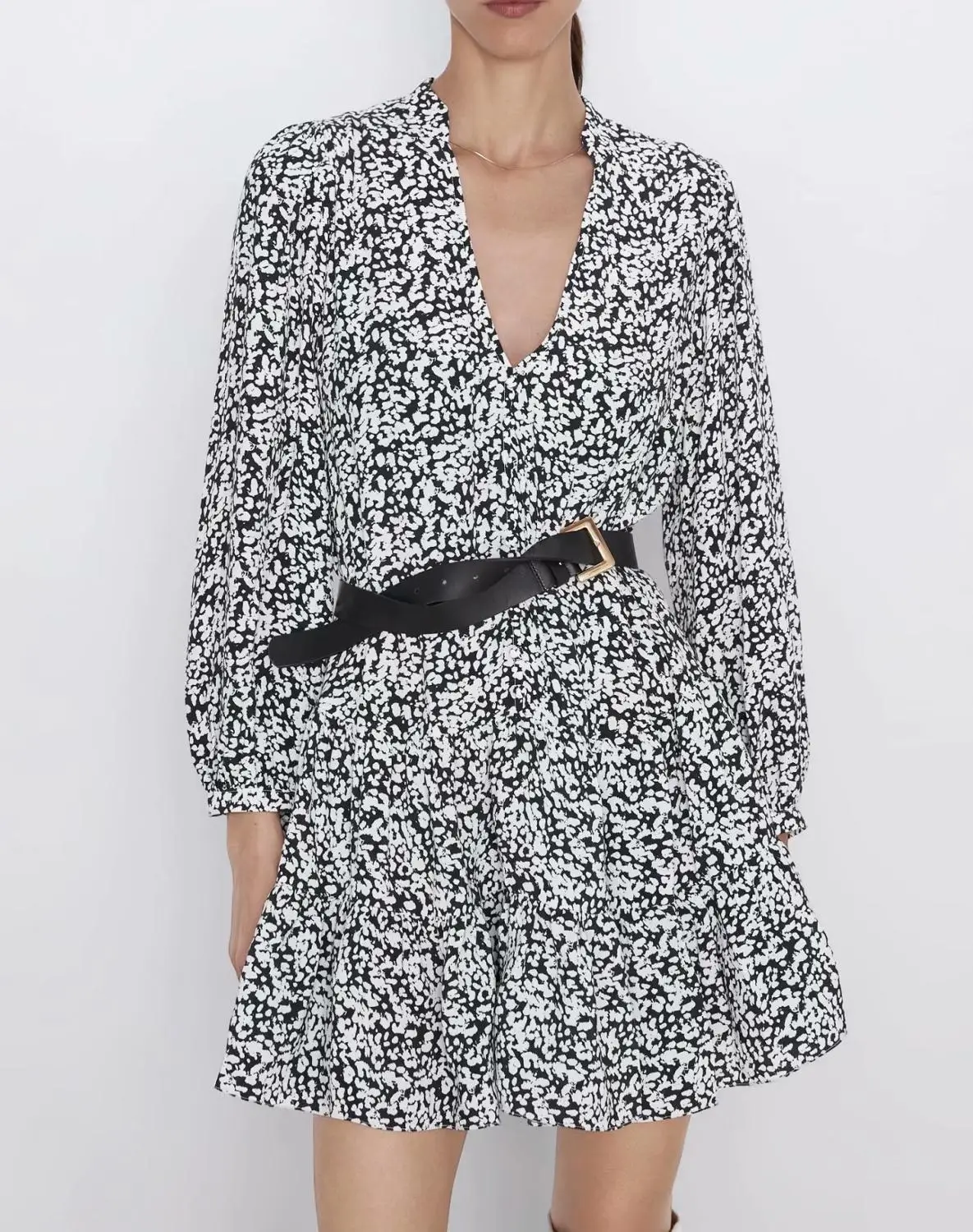 Женское Плиссированное воздушное мини-платье с принтом и v-образным вырезом