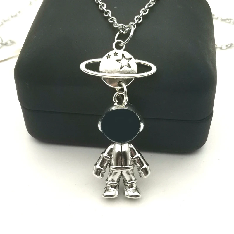 Ожерелье с подвеской в виде астронавта стиле ретро|Ожерелья подвеской| |