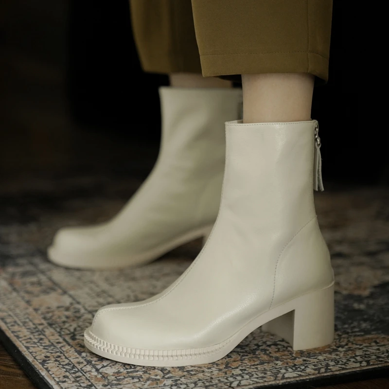 

2020 designer autumn winter brand leather shoes woman ankle boots high heels Black white thick platform boots After the zipper