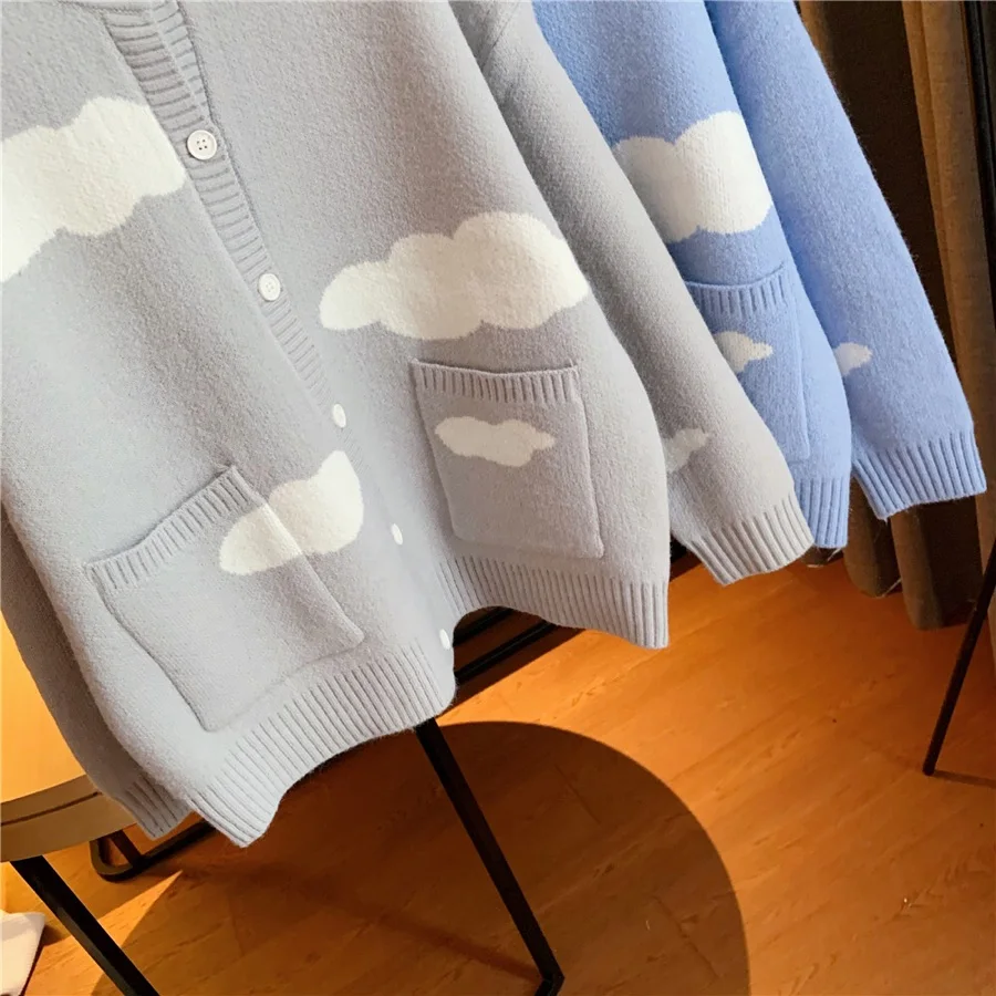 

Juice Snow 2020 Autumn And Winter New Small Fresh Blue Sky White Clouds Jacquard Loose Round Neck Sweater Knitted Jacket