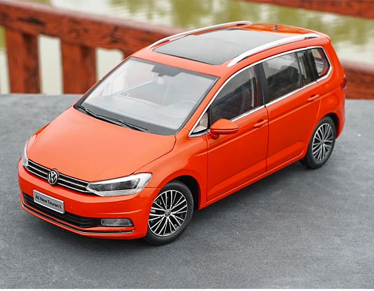 Изысканный подарок 1:18 Touran L сплава модель, моделирование литьем под давлением металлическая модель автомобиля, коллекция украшения