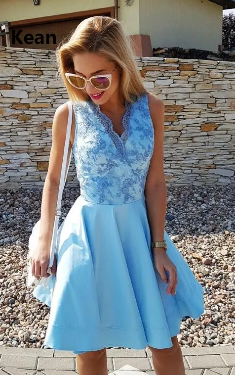 

Женское короткое коктейльное платье-трапеция с V-образным вырезом