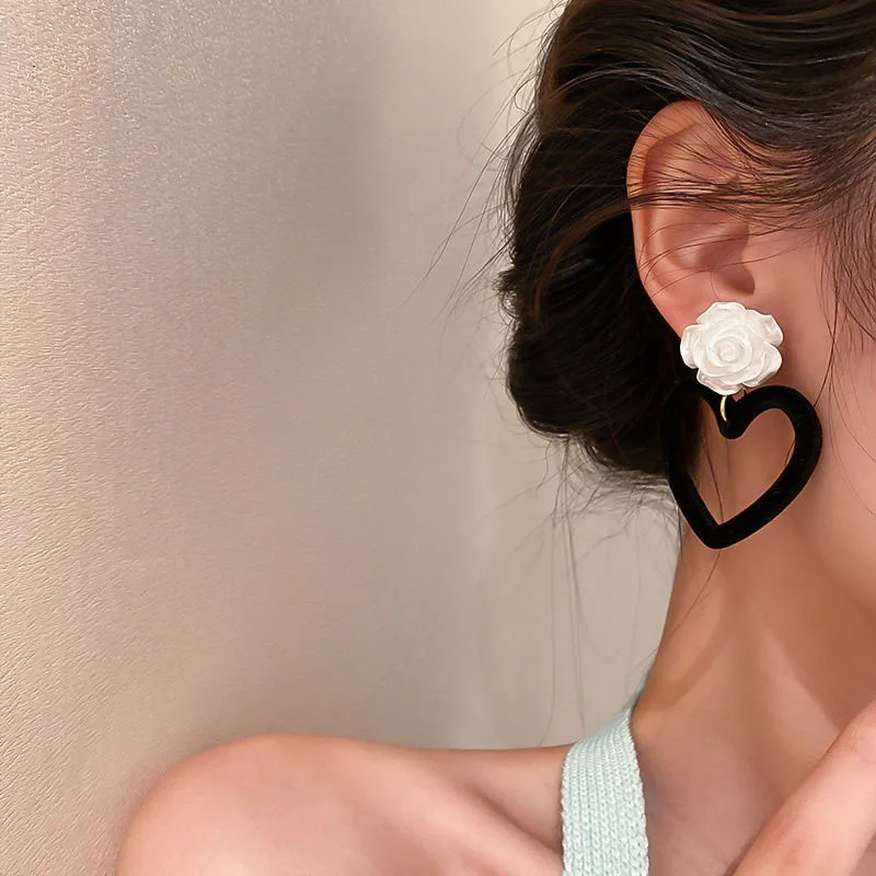 

Cool Girl Heart Flower Geometric Drop Earrings 2021 Trendy Simple Ins Dark Cold Wind Black Earrings Simple Retro Temperament