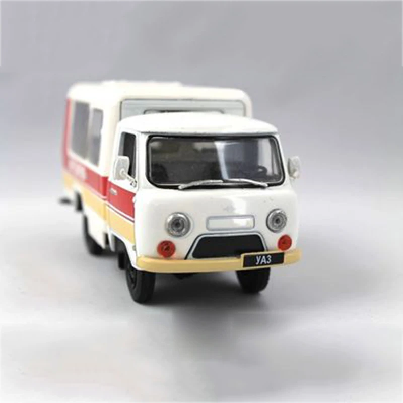 1/24 UAZ T12 Русская модель автомобиля Uzi литой под давлением сплав ретро классический автомобиль семья декоративные украшения игрушки коллекция