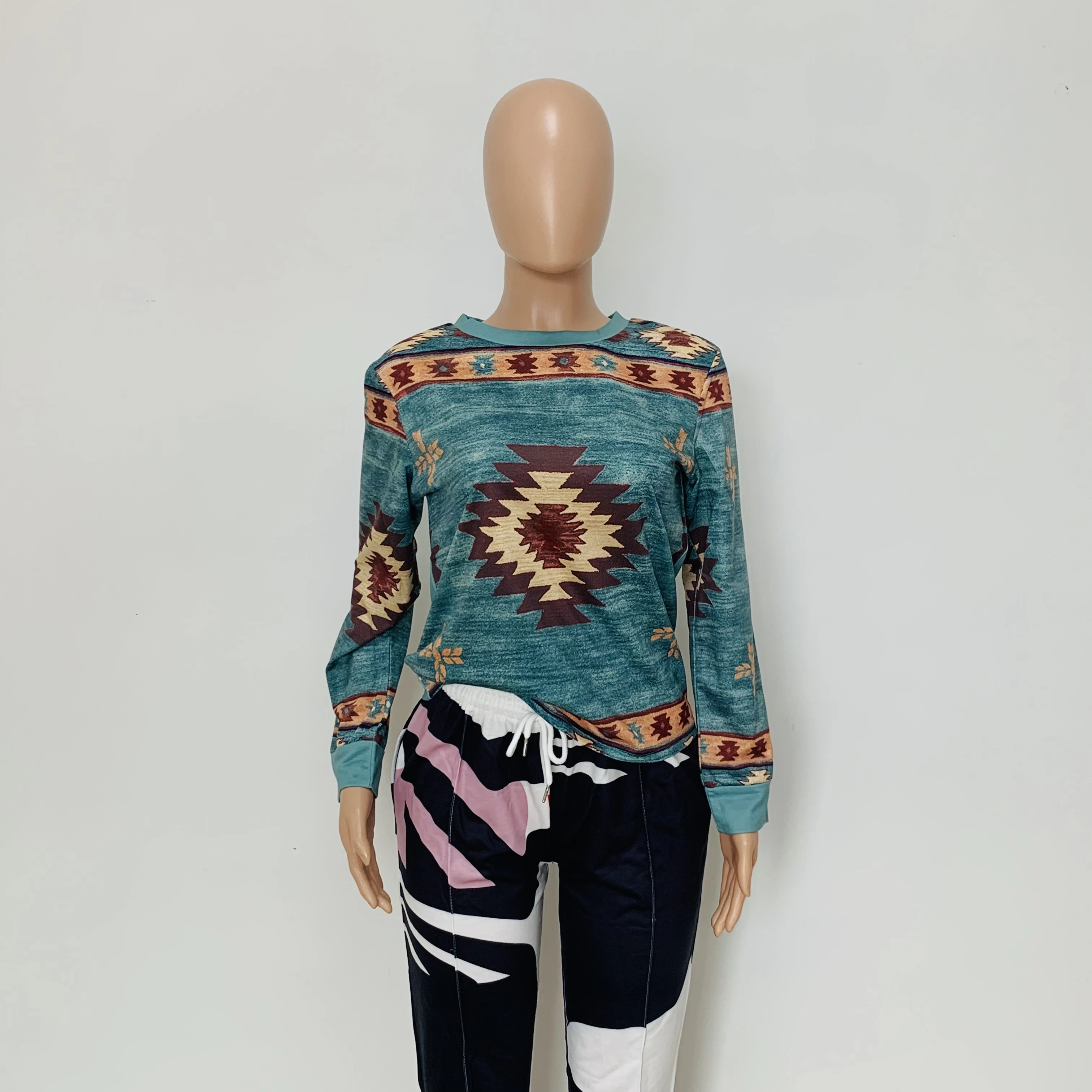 

2021 Autumn Collection Women Clothing Tops Ethnic PatternStyle Plumes Print O-Neck Sweatershirt Winter Clothes Women