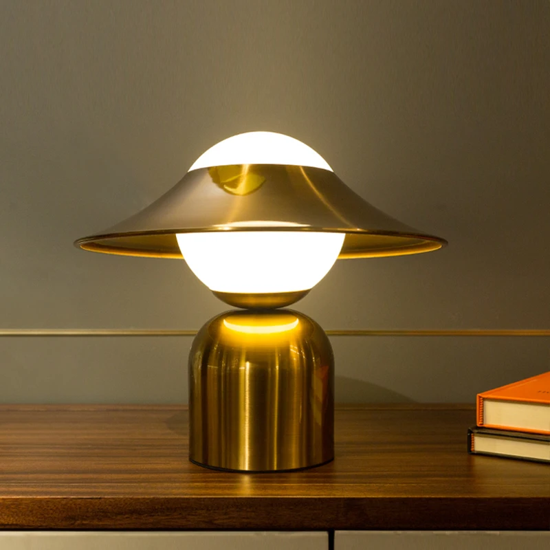 Простая настольная лампа в виде шляпы постмодернизированная прикроватная для