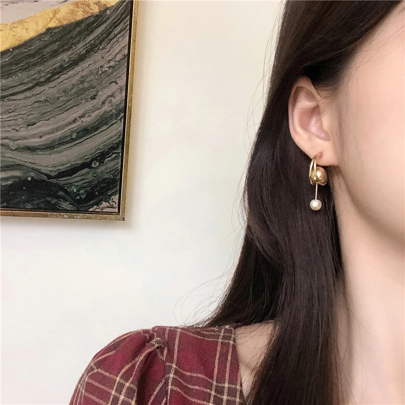 

South Korea Temperament Contracted Metal Ball Stud Earrings Personality on Slide Competing earrings female jewelry accessories