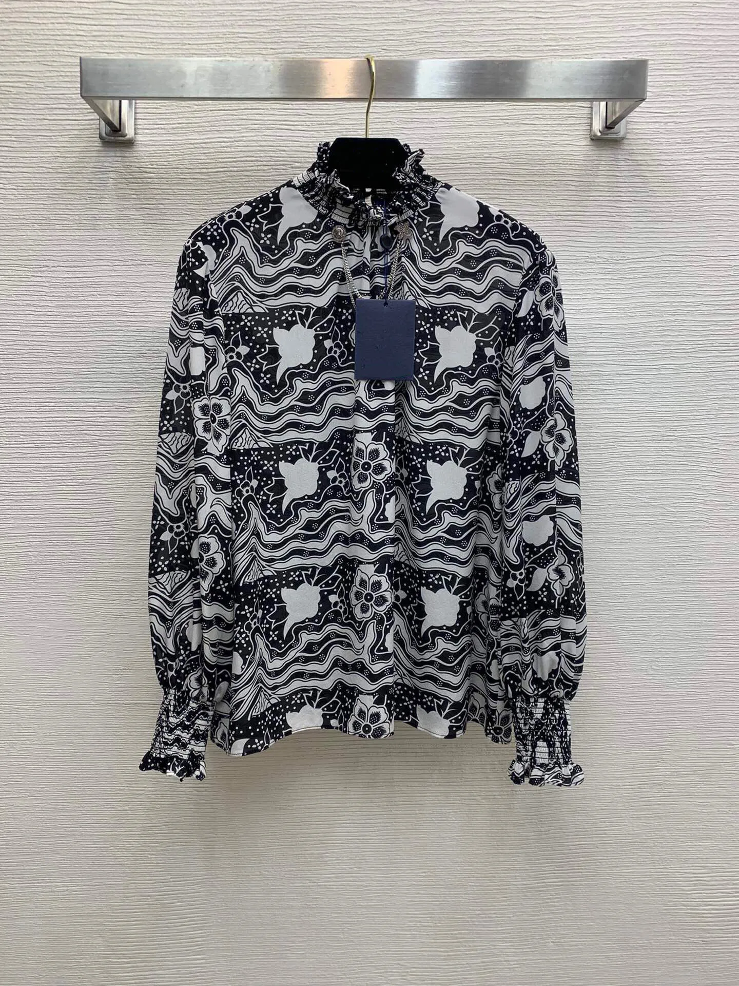 

High Quality Early Spring New Silk Fabric Metal Chain Diamond Four-leaf Clover Decoration Retro Printing Stand Collar Shirt