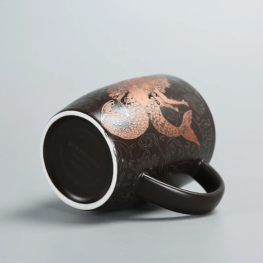 Классическая кофейная кружка с изображением русалки черного и золотого цвета из