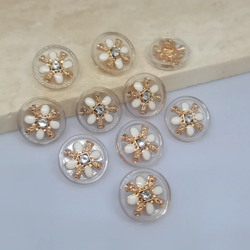 

Fashion Transparent Resign Decor Button Of Clothing Luxury Rhinestone White Luxury Button For Women Coat Shirt Needlework DIY