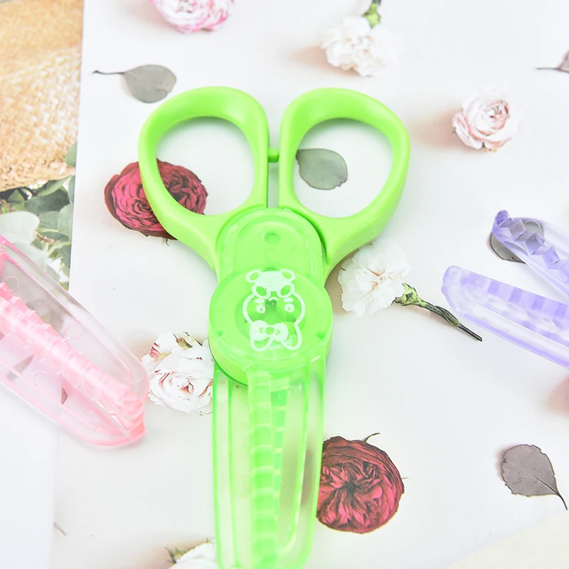 

Plastic Mini Safety Scissors Children Handmade DIY Photo Album Laciness Scissors Tesoura Paper Lace Diary Decoration 10.5*2cm