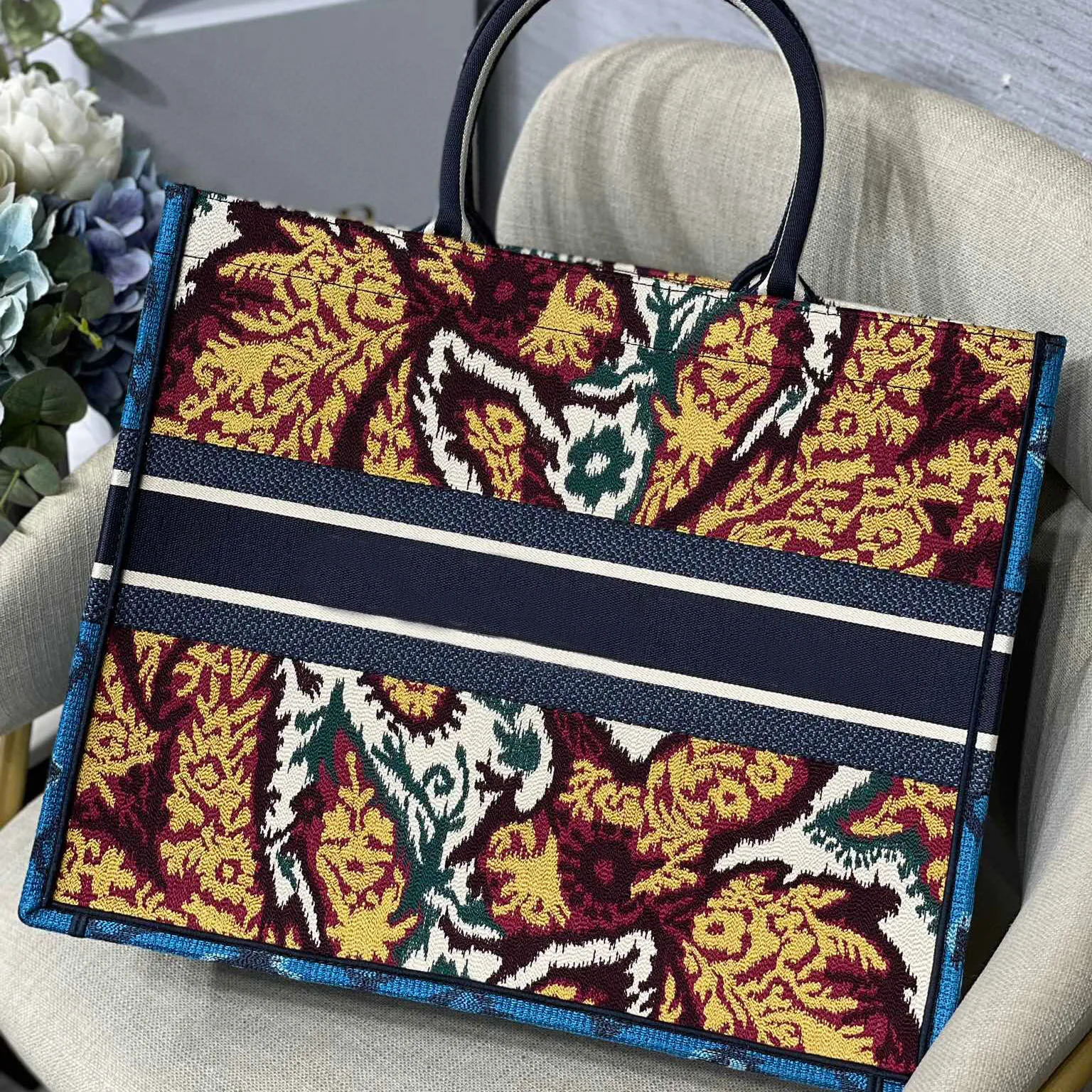 

2021 New Top Embroidered Pattern Women's Portable Shopping Bag, Exquisite Appearance, Leisure Fashion Style Design, Hot Sale