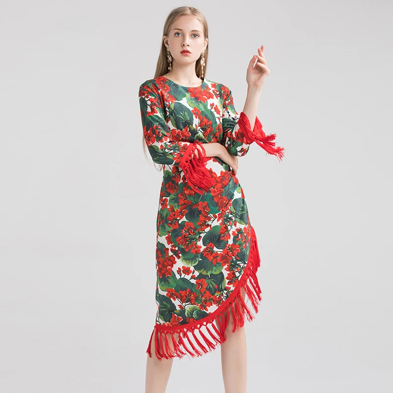 Модельное длинное платье красного цвета с кисточками и цветочным принтом лето 2020