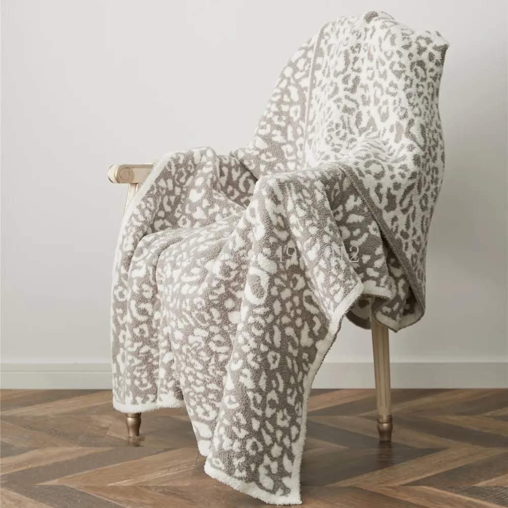 Нежное вязаное покрывало с леопардовым принтом зимнее теплое из искусственного