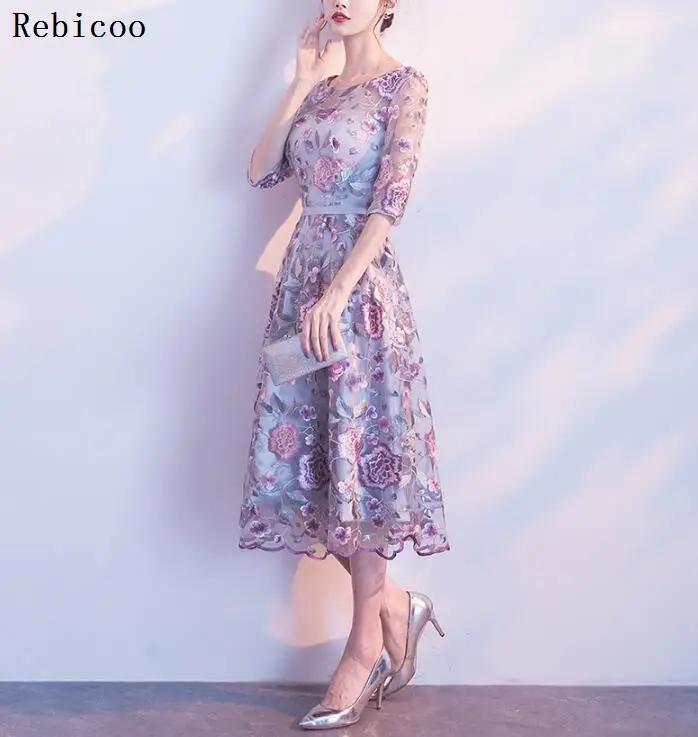 Женское кружевное платье с кристаллами белое винтажное бальное на шнуровке