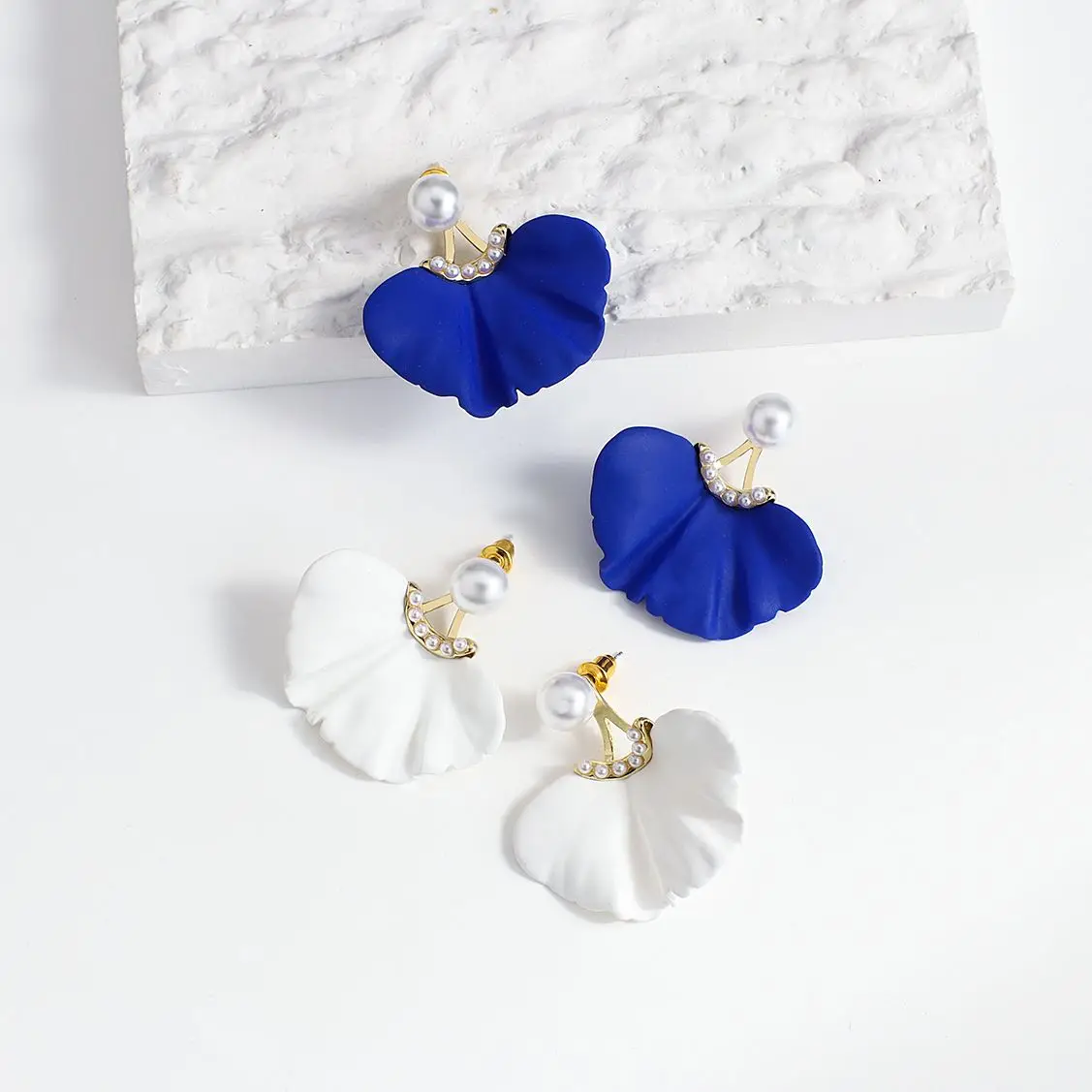 

AENSOA New Design White Blue Color Petals Pearl Drop Earrings for Women Geometric Fan Shaped 3D Printing Earrings Trendy Jewelry