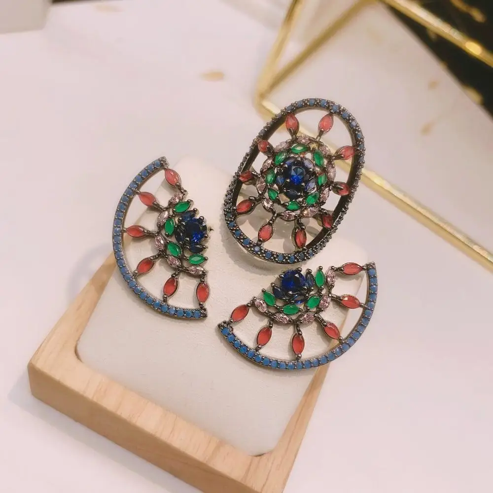 Комплект женских ювелирных изделий из серег и кольца с фианитом | Украшения