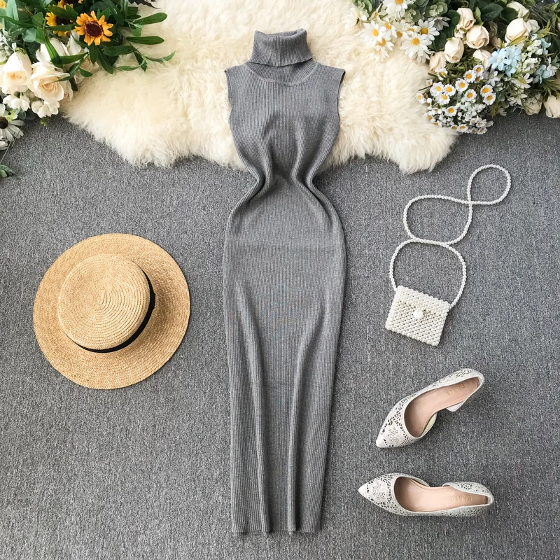 Облегающее длинное трикотажное платье средней длины с воротником под горло